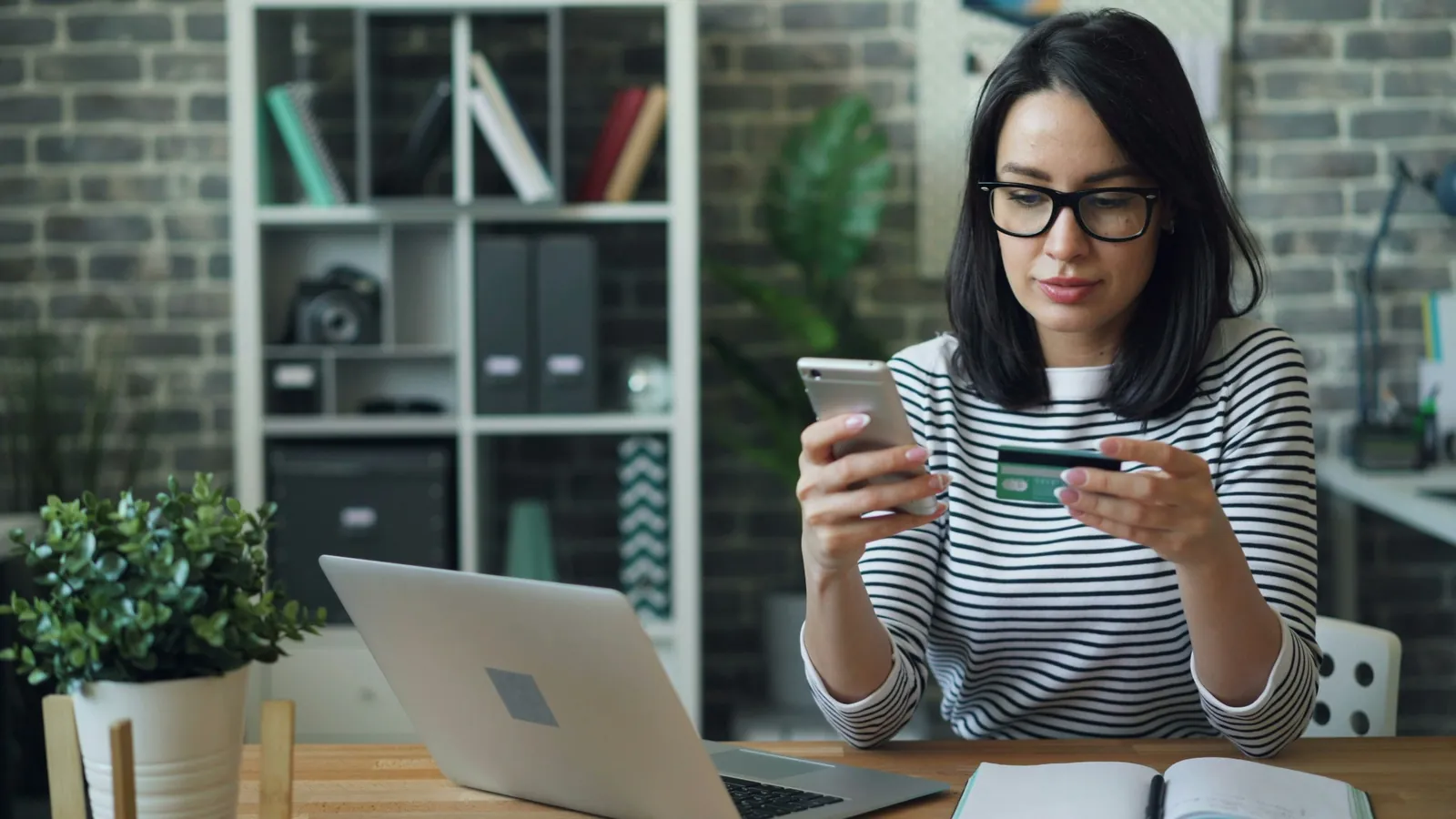 Online een spaarrekening openen via telefoon en laptop